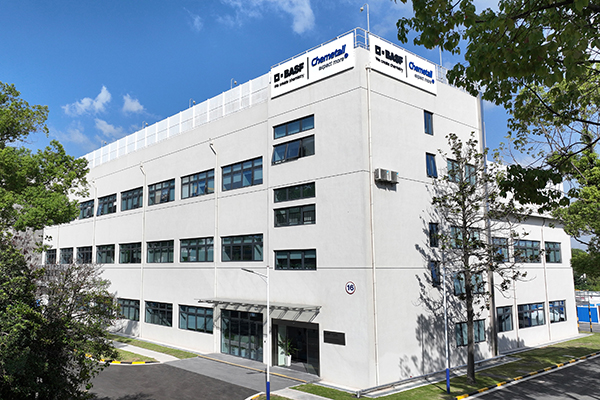 Eine Außenaufnahme des neuen BASF-Zentrums für Oberflächentechnik in China.