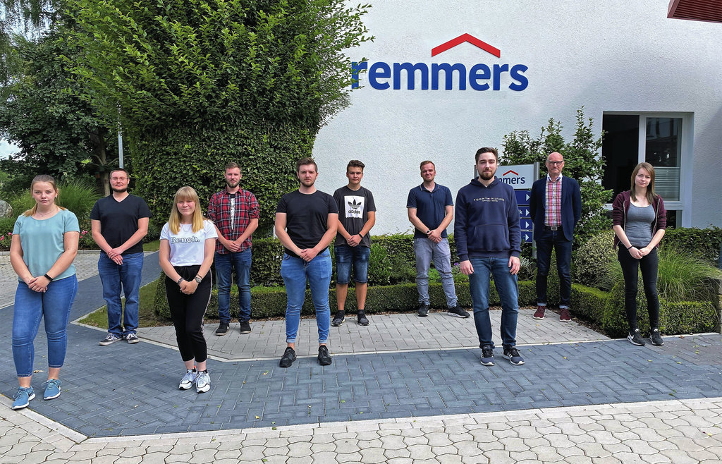 Corona-bedingt begann der erste Arbeitstag für den beruflichen Nachwuchs zeitversetzt in drei Gruppen. Das Foto zeigt die angehenden Chemielaboranten; Quelle: Remmers