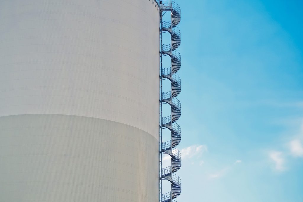 Ein Silo mit außenliegender Treppe als Symbolbild.