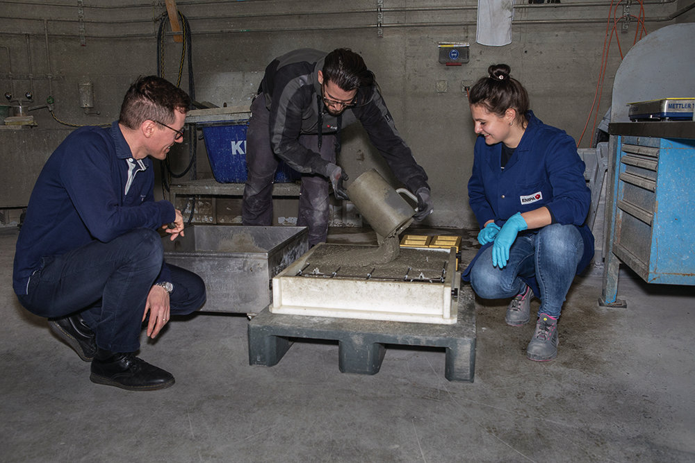 Die Empa-Forschenden Mateusz Wyrzykowski und Volha Semianiuk untersuchen mit Hilfe von Labortechniker Sebastiano Valvo neue Möglichkeiten für selbstvorgespannte CFK-Betonelemente.