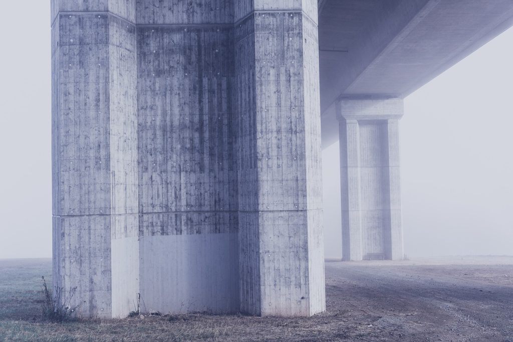 Betonpfeiler einer Brücke.
