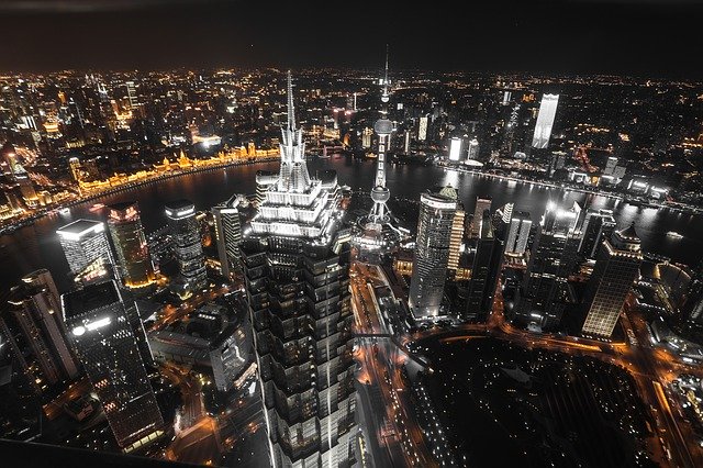 Eine Luftaufnahme von Shanghai bei Nacht als Symbol.
