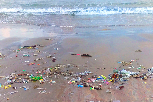 Ein mit Plastik verschmutzter Strand als Symbolbild.