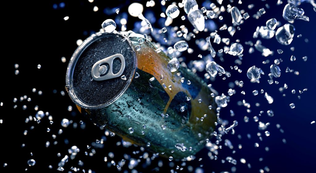 Getränkedose umgeben von Wassertropfen.