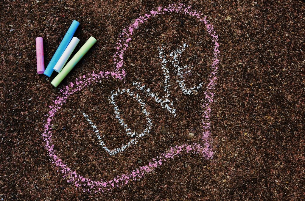 Herz mit Schriftzug "Love" aus Straßenkreide