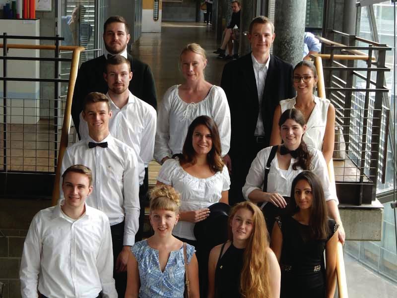 Gruppenfoto mit Absolventinnen und Absolventen an der Hochschule Esslingen zum Ende des Sommersemesters 2019. Quelle: Hochschule Esslingen
