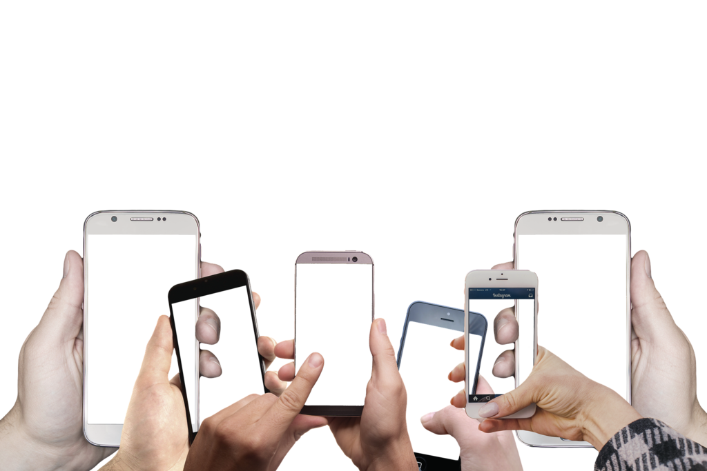 Hände und freigestellte Smartphone-Displays.
