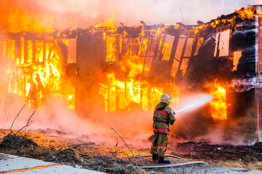 Feuer ist eine große Bedrohung für Holzkonstruktionen. Die Schwerentflammbarkeit der verwendeten Baustoffe ist von entscheidender Bedeutung.