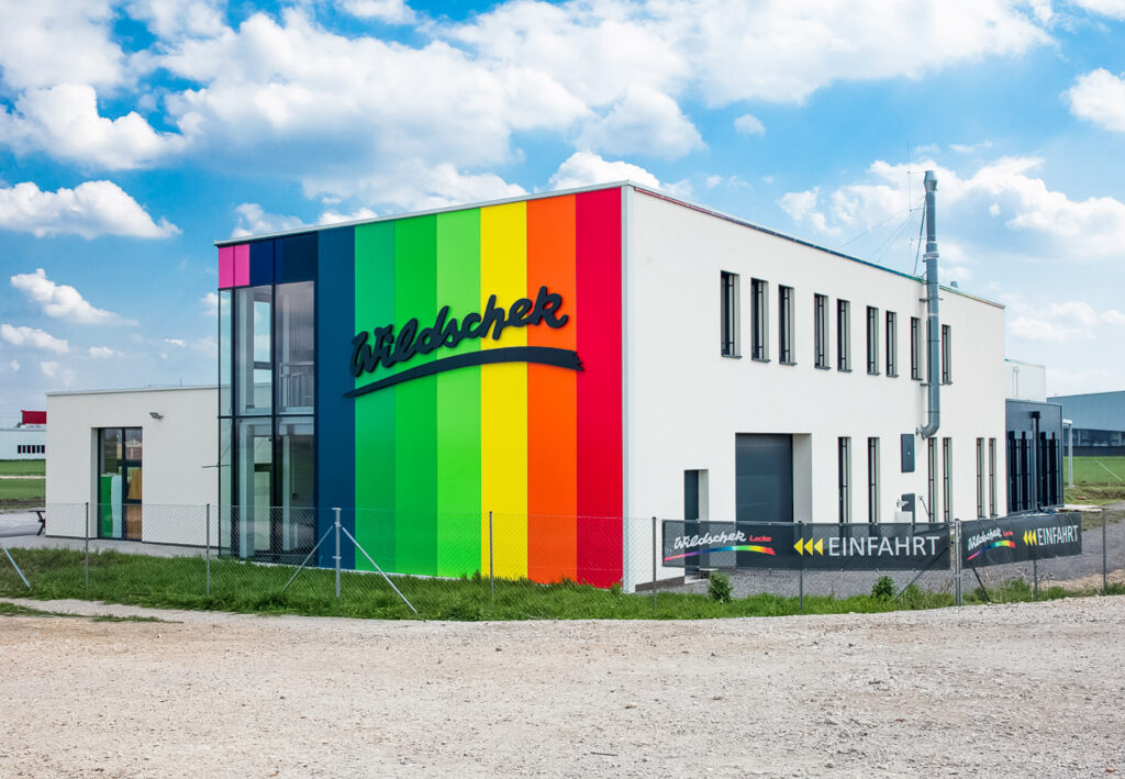 Wildschek Lacke & Farben mit Hauptsitz in Münchendorf bei Wien beschäftigt an allen Standorten rund 50 Mitarbeitende.