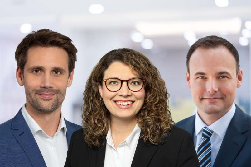Neue Verantwortlichkeiten in der Deutschen Bauchemie: v.l.n.r. Dr. Tim Gieshoff (Head of Regulatory Affairs), Ariadni Dimitrakopoulou (Referentin Nachhaltiges Bauen) und Martin Ludescher (Geschäftsführer Regulatory & Government Affairs).