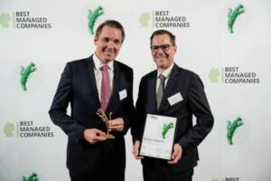 Im Rahmen der feierlichen Preisverleihung im Palmengarten Frankfurt nahm Dirk Sieverding (Vorstandsvorsitzender) und Steffen Heise (Finanzvorstand) der Remmers Gruppe, die Auszeichnung als Best Managed Company 2026 entgegen. Quelle: Remmers