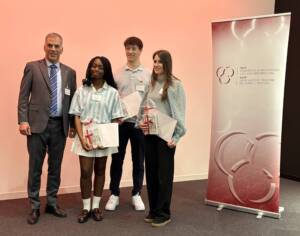 VSLF-Präsident Philipp Bosshard mit Elise Vossah von der ITECH Lyon, Marvin Guth von der Hochschule Esslingen sowie Valerie Wolf von der Schule für Farbe und Gestaltung Stuttgart (v.l.n.r.).