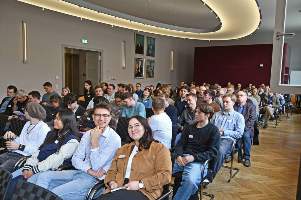 Blick ins Publikum während der drei Fachvorträge und kurzen Firmenporträts.