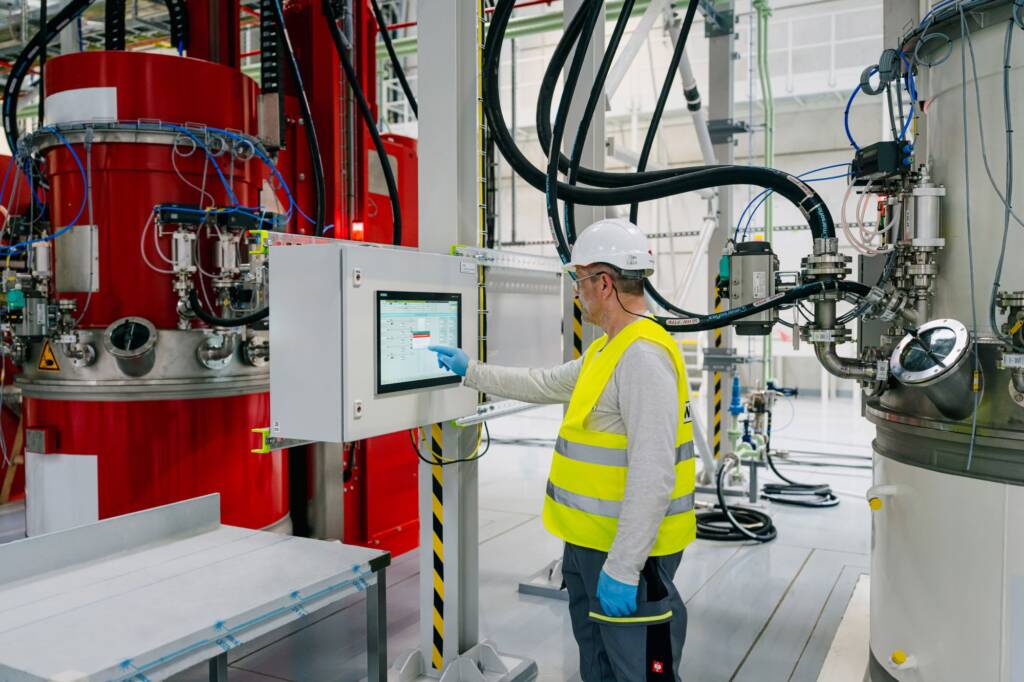 Blick in die Produktion des neuen Standorts. In Karlsbad werden künftig raumtemperaturvernetzende Silicone und Festsiliconkautschuke hergestellt.