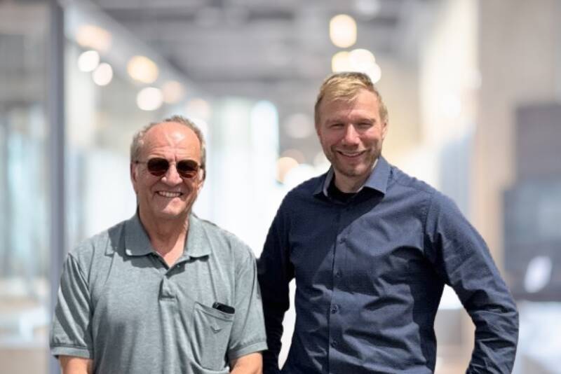 Generationswechsel in der Betriebsleitung der Bruchsaler Farbenfabrik: Thomas Schleier (links) übergibt seine Aufgaben nach 28 Jahren an Dr. Christian Köhler (rechts).